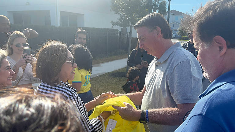 O ex-presidente Jair Bolsonaro conversa com apoiadores em frente à casa onde está hospedado na região de Orlando