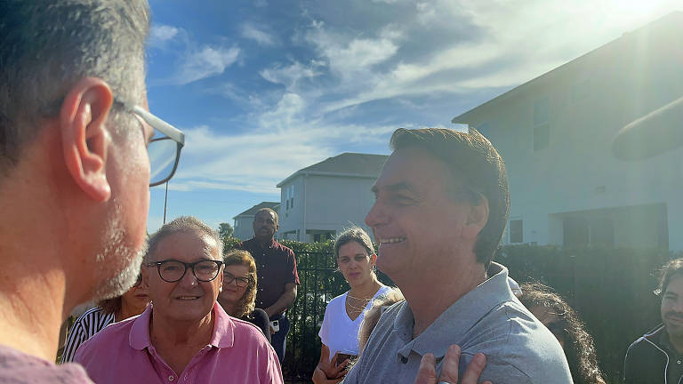 O ex-presidente Jair Bolsonaro conversa com apoiadores em frente à casa onde está hospedado na região de Orlando