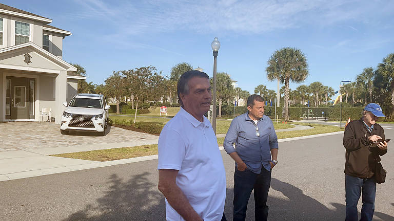 O ex-presidente Jair Bolsonaro recebe apoiadores em frente à casa onde está hospedado na região de Orlando