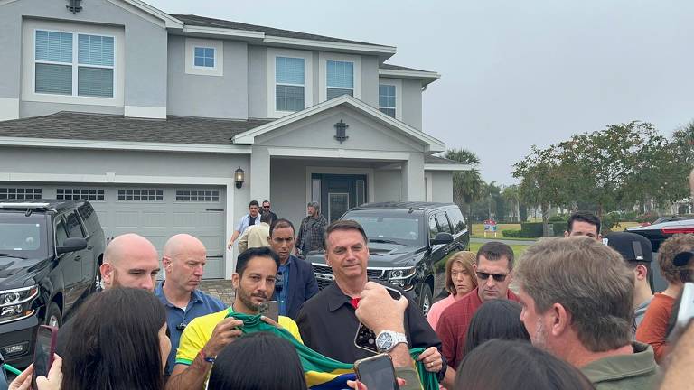 Ex-presidente Jair Bolsonaro recebe apoiadores em condomínio na região de Orlando