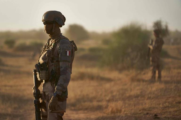 França cede à pressão da ditadura de Burkina Fasso e vai retirar tropas do país