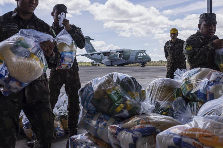 Cargueiro da Força Aérea lança fardos de comida na TI Yanomami