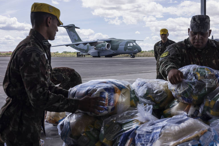 Cargueiro da Força Aérea lança fardos de comida na TI Yanomami