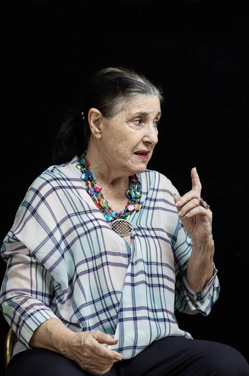 Ala foi registrada em orfanatos como forma de ser protegida da guerra. "Minha mãe perdeu duas filhas. Com medo de me perder também, me colocou em um orfanato". A mãe seguia a filha, mantendo-se próxima do orfanato em que estivesse, mas a perdeu em algum momento. A família se reencontrou na Polônia, incluindo o pai, após o fim do conflito.