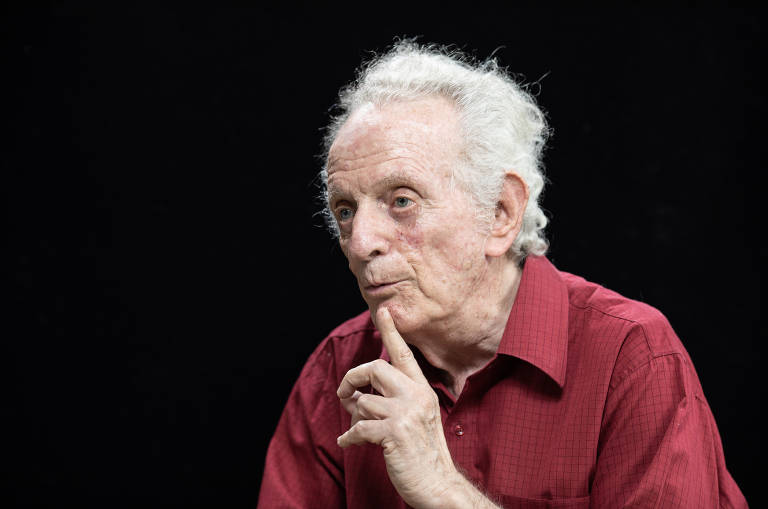 "Todos os dias a minha mãe tinha que jogar três ou quatro moedas para cima. Cara morria, coroa, sobrevivia. No caso dela, sempre pegava coroa", afirma. "Eu tenho mil histórias de que quase deu errado e que acabou dando certo. É sorte.", diz Gabriel Waldman, 84, sobrevivente do Holocausto.