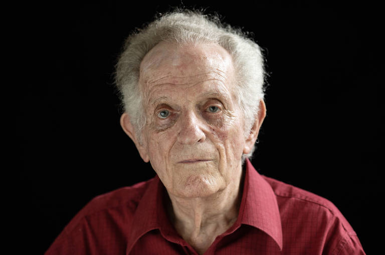 A família de Gabriel Waldman, 84, chegou ao Brasil em 1950, quando ele tinha 11 anos de idade. Antes disso, buscaram refúgio nas casas de embaixadas em Budapeste e fugiram para a Áustria. Sem o pai, um "arrimo de família", nenhum os aceitava. "O Brasil foi o único país que nos aceitou", diz ele.