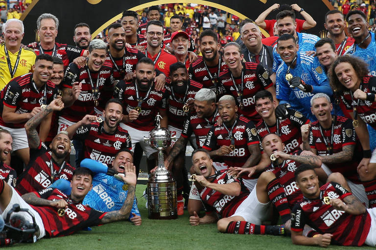 Time do Flamengo no pódio com a taça de campeão da Libertadores 2022