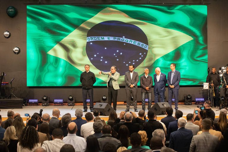 O então presidente Jair Bolsonaro ao lado de convidados do culto de aniversario do pastor Silas Malafaia, em sua igreja no Rio de Janeiro