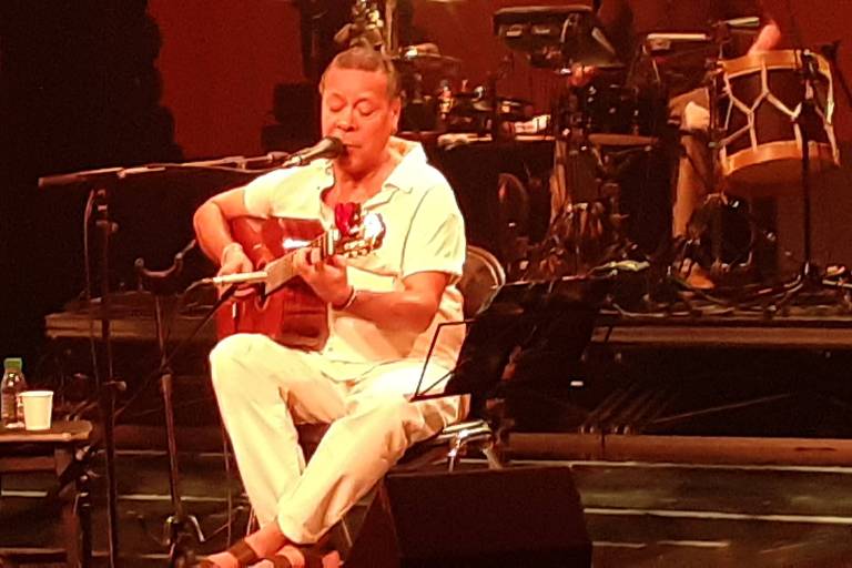 Em foto colorida, o compositor, cantor e violonista Vicente Barreto aparece tocando e cantando no show de lançamento do álbum 'Paleolírico', no Sesc Santana, em São Paulo
