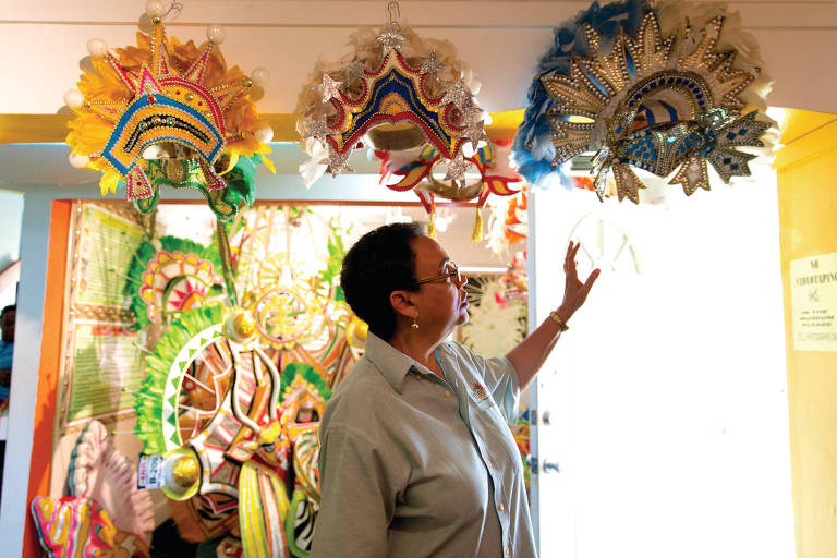 Ailin mostra adereços do Junkanoo em sua casa, na capital das Bahamas, Nassau