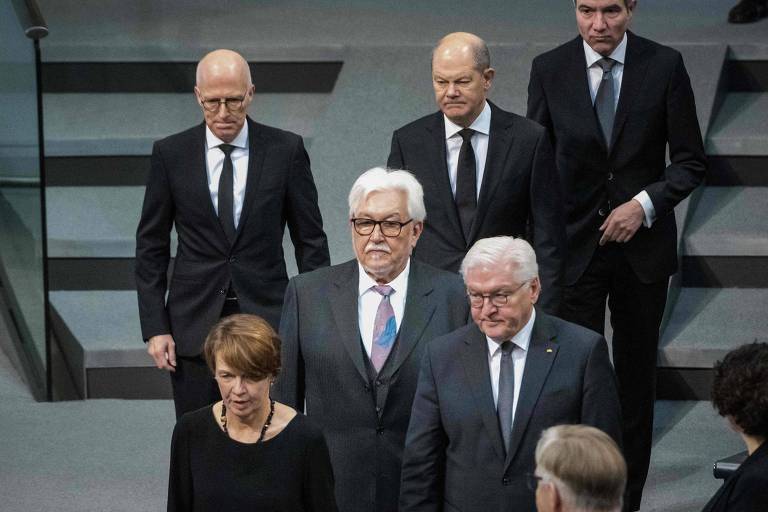 Frank-Walter Steinmeier, presidente da Alemanha, com sua esposa, Elke Buedenbender, o representante da comunidade LGBTQIA+ Klaus Schirdewahn e o premiê Olaf Scholz chega ao Bundestag, em Berlim, para cerimônia sobre o Dia em Memória das Vítimas do Holocausto 
