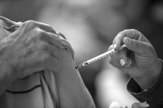 Vacinação de idosos com a quarta dose da vacina contra a Covid