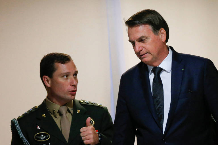 O ex-presidente Jair Bolsonaro (PL) com o tenente-coronel Mauro Cid