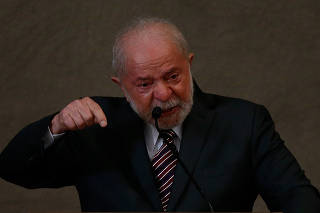 Luiz Inácio Lula da Silva (PT) chora durante seu discurso na cerimônia de diplomação