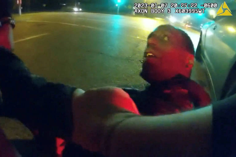 Imagem da câmera corporal dos policiais mostra abordagem violenta a Tyre Nichols em Memphis, nos EUA 