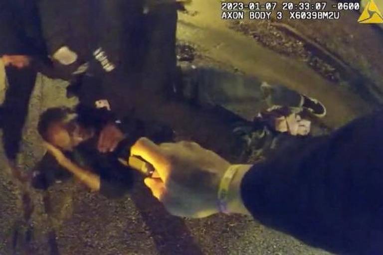 Imagem de câmera corporal de policial mostra espancamento a Tyre Nichols