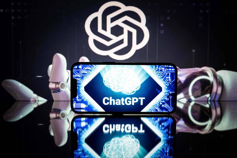 Tela de celular exibe logo do chatbot ChatGPT