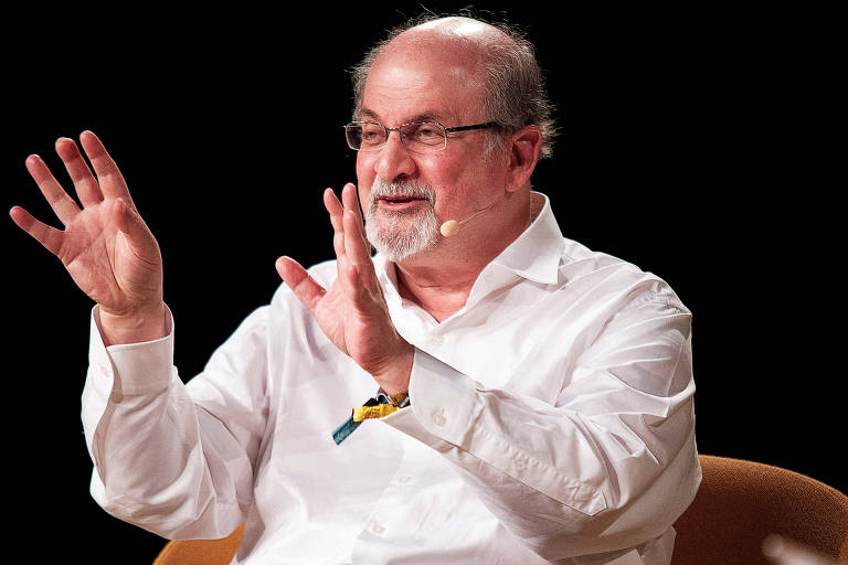 Salman Rushdie diz que não quer ser vítima em primeira entrevista após ataque
