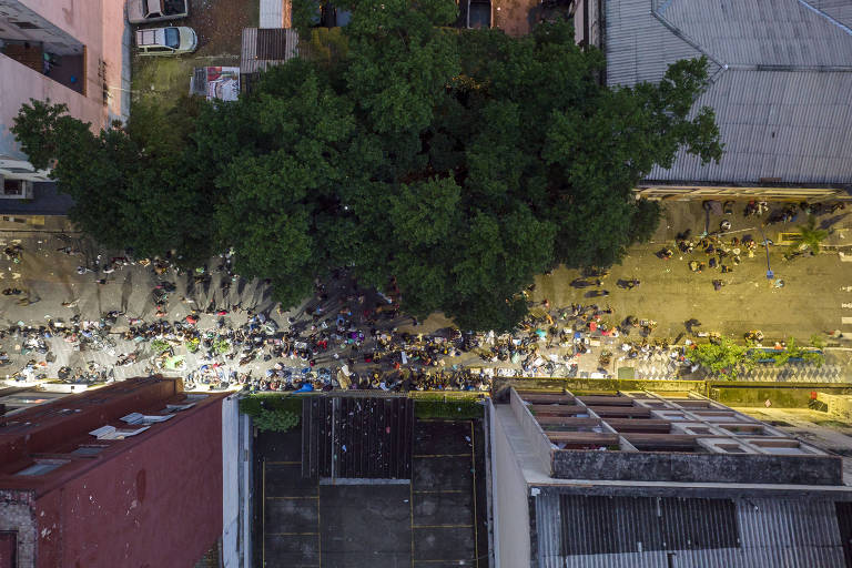 Foto aérea mostra aglomeração de usuários de drogas na rua Vitória 