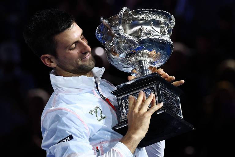 Djokovic vence Australian Open e alcança Nadal um ano após deportação