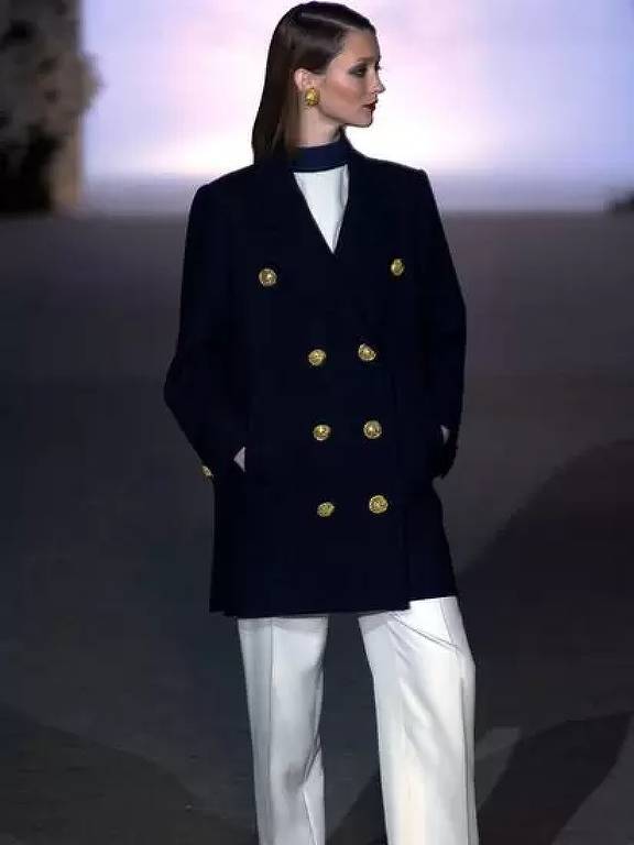 Este é um pea coat ou jacket - inspirado no casaco usado por marinheiros - criado por Saint Laurent em 1962 e exibido no desfile de retrospectiva da obra do estilista