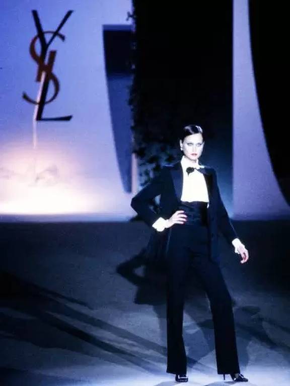O icônico 'smoking' do estilista Yves Saint Laurent foi relembrado no desfile de 2002