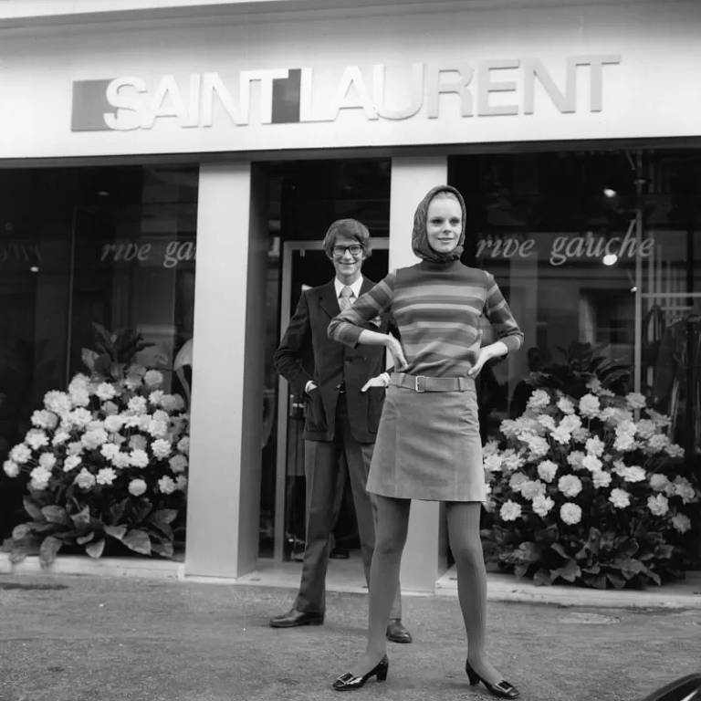 O estilista francês Yves Saint Laurent lançou a marca Rive Gauche, sua coleção 'prêt-à-porter'