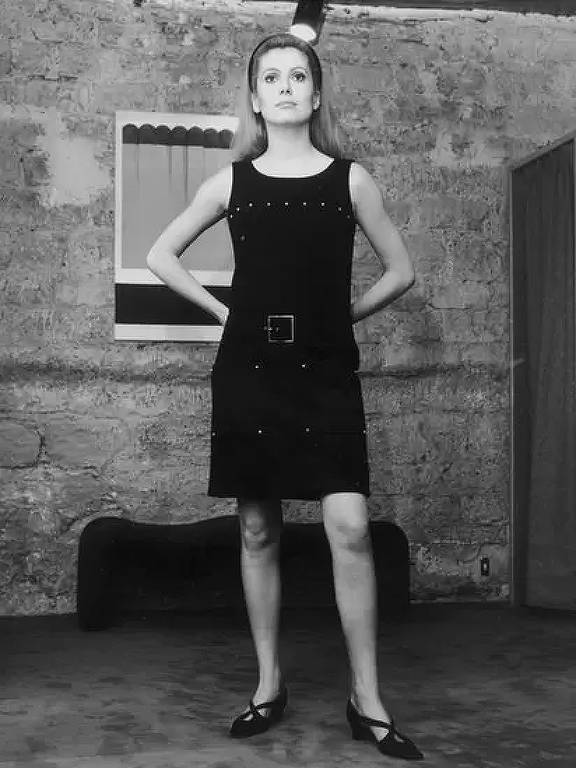 A atriz francesa Catherine Deneuve posou com vestido da Rive Gauche em 1966