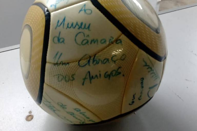 Bola assinada por Neymar que foi levada da Câmara dos Deputados depois de invasão golpista