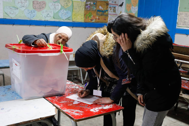 Só 11% comparecem para votar na Tunísia, e oposição fala em 'eleição fantasma'
