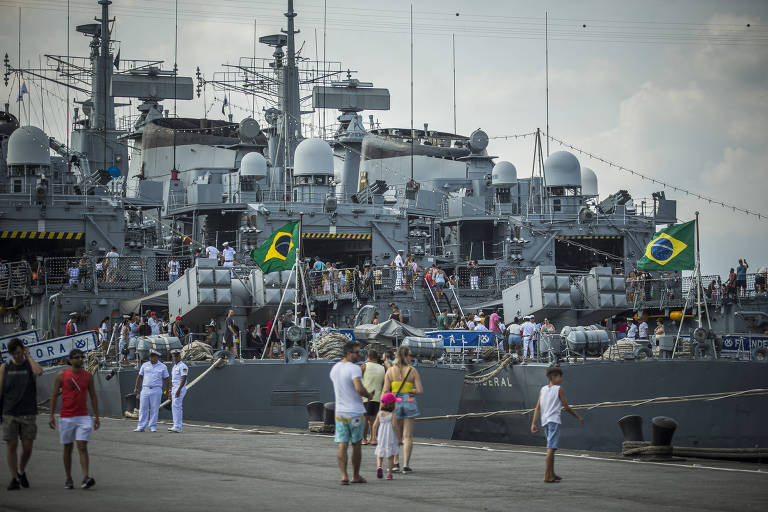 Marinha impulsiona PEC da oposição com ex-líder de Bolsonaro para ampliar verba