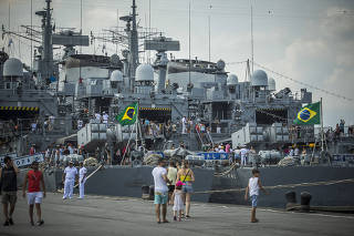 Navios da Marinha em Santos (SP)