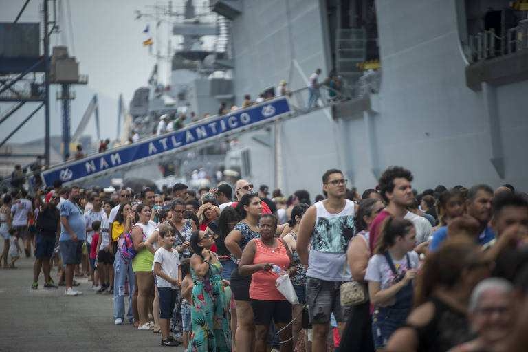 Milhares deixam praia de lado e enfrentam fila para ver navio gigante em Santos