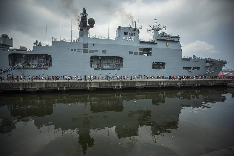 Em comemoração aos 477 anos de Santos, celebrado dia 26 de janeiro, quatro navios da Marinha do Brasil atracados no Porto de Santos  abertos para visita. Na foto, a fila para visitação do Navio-Aeródromo Multipropósito Atlântico A140