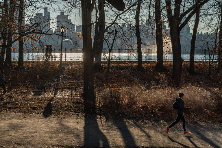 Pessoas correm ao lado do reservatório do Central Park, em Manhattan