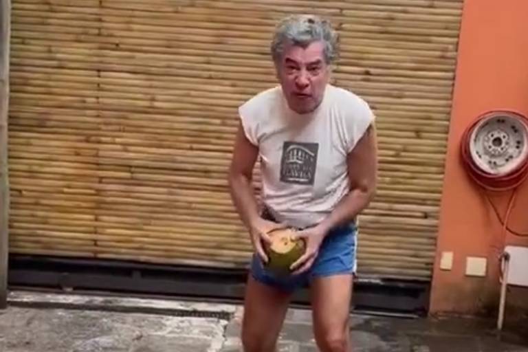 Paulo Betti critica Bolsonaro e joga coco no chão