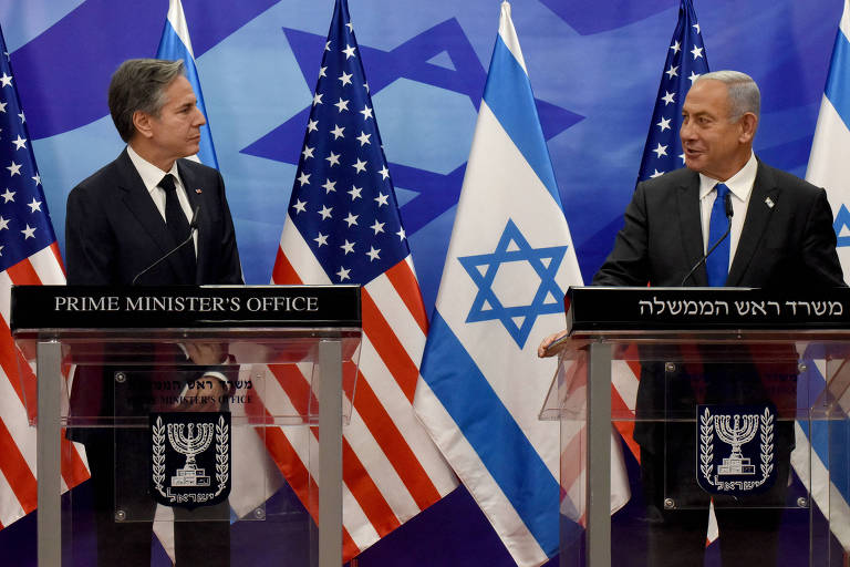 O secretário de Estado dos EUA, Antony Blinken, à esq., e o premiê de Israel, Binyamin Netanyahu, em declaração conjunta em Jerusalém