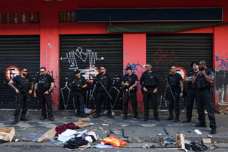 Policiais do Garra durante ação na cracolândia que se instalou na rua Guaianases