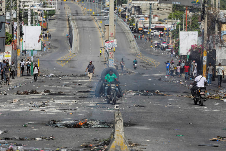 Rua com destroços de barricadas durante greve geral em Porto Príncipe, no Haiti