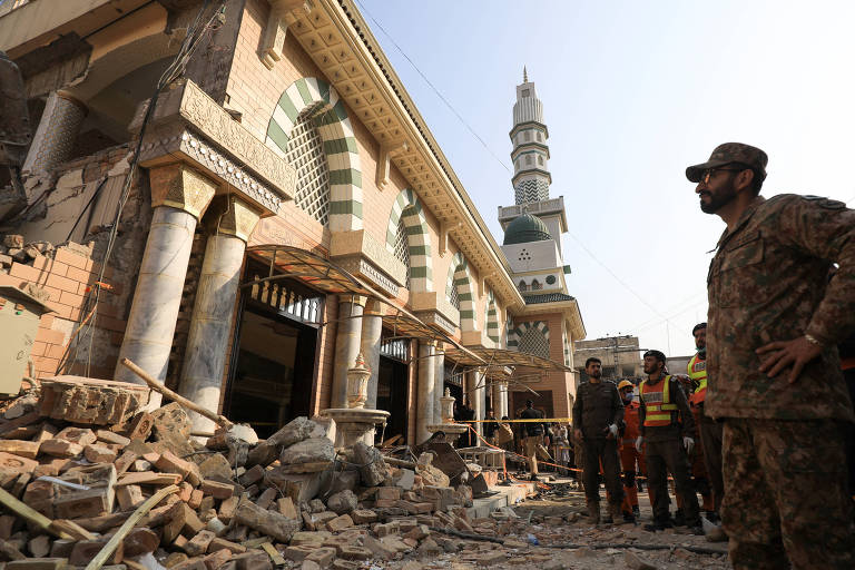 Mortes em atentado a mesquita no Paquistão sobem a 100
