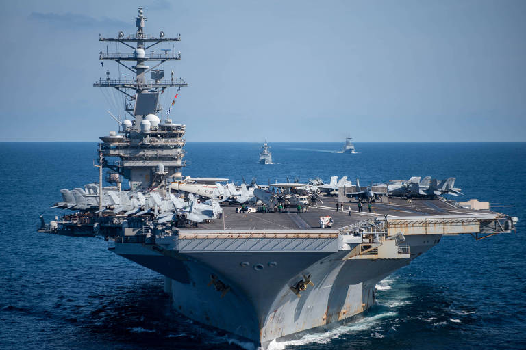 O porta-aviões de propulsão nuclear americano USS Ronald Reagan, baseado no Japão, em exercício com navios de guerra da Coreia do Sul em setembro passado