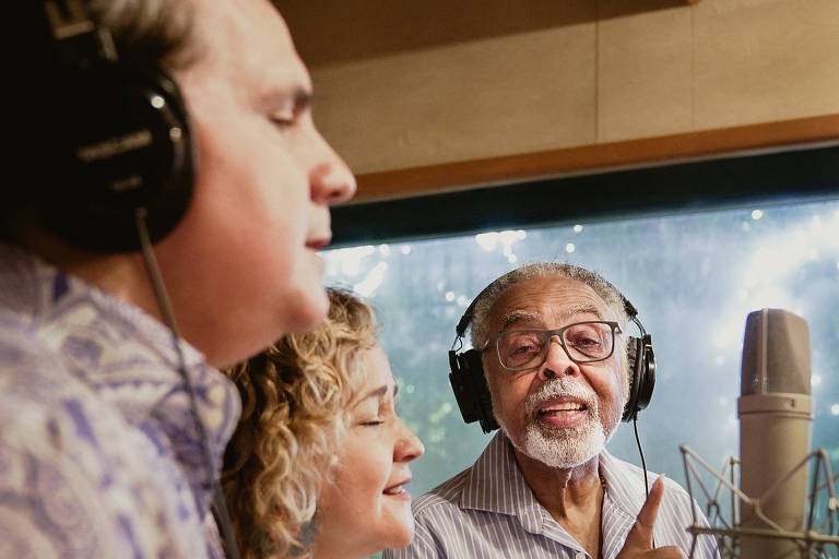 Em foto colorida, Ricardo Bacelar, Delia Fischer e Gilberto Gil aparecem na gravação do álbum 'Andar com Gil'