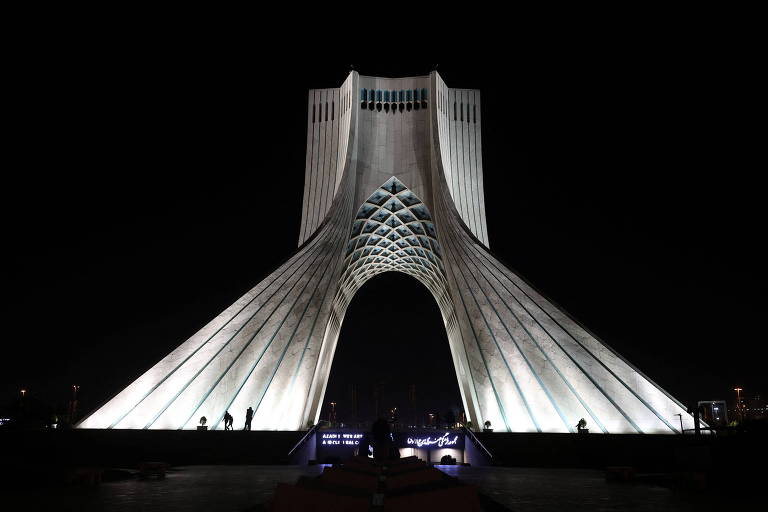 A torre Azadi, na praça de mesmo nome, em Teerã