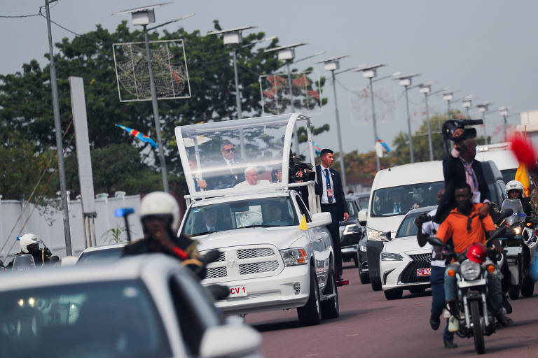 O papa Francisco é recepcionado pela população local em Kinshasa, capital da República Democrática do Congo 