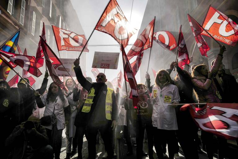 Manifestantes invadiram a sede do grupo LVMH: protestos contra as mudanças  nas pensões de reforma regressam às ruas em França - Expresso