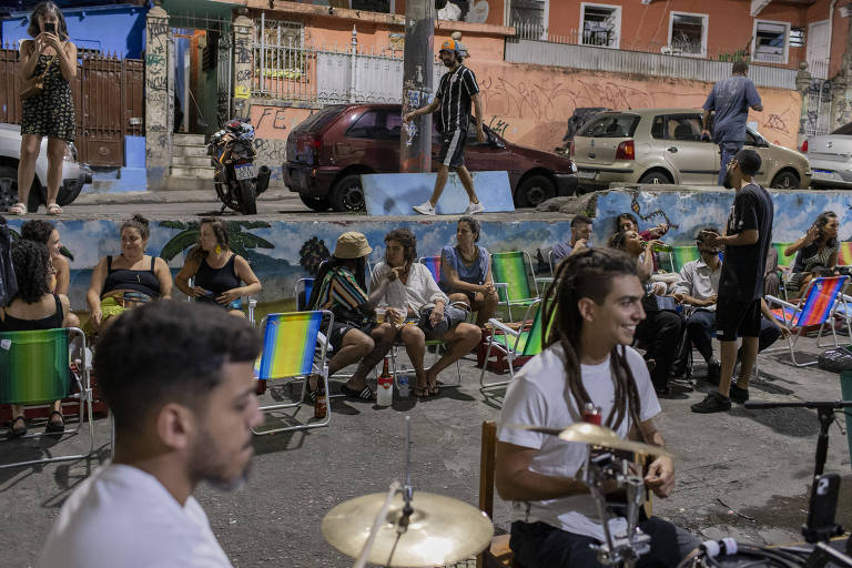 Mureta da Lapa faz sucesso com 'cadeira sem praia' no Rio