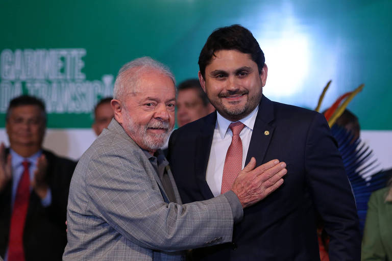 O presidente Luiz Inácio Lula da Silva (PT) aparece em foto ao lado do ministro das Comunicações, Juscelino Filho (União Brasil), em evento no CCBB 
