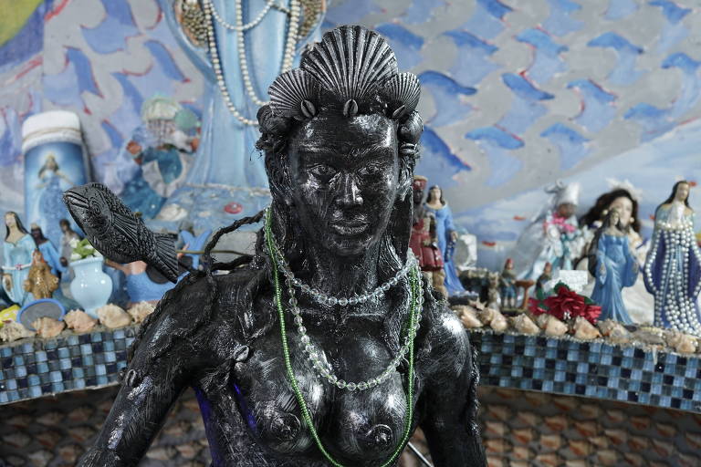 Foto mostra uma escultura da orixá Iemanjá negra, com colares de conta no pescoço