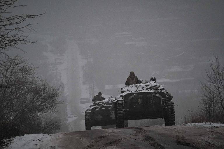 Ucranianos em blindados de infantaria soviéticos BMP-2 em estada da região de Donetsk
