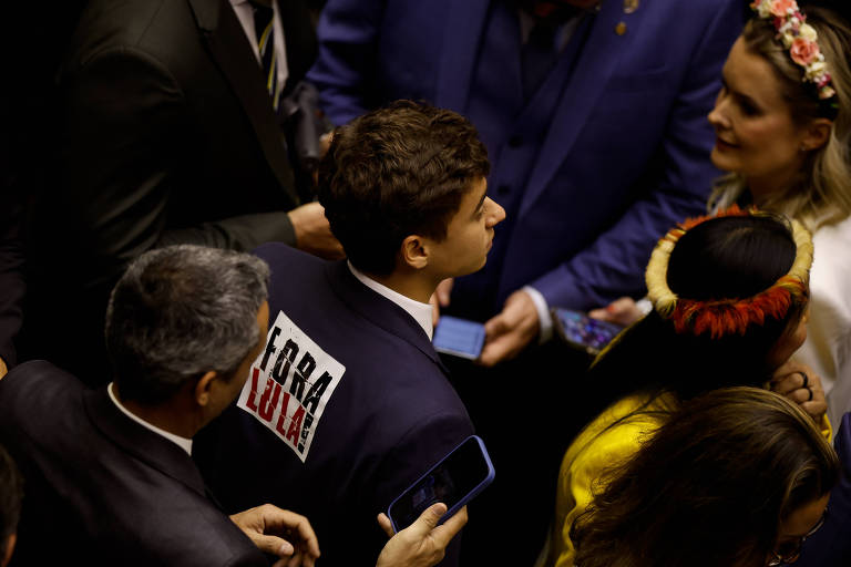 O deputado Nikolas Ferreira (PL/MG) usa adesivo em protesto contra o presidente Luiz Inácio Lula da Silva